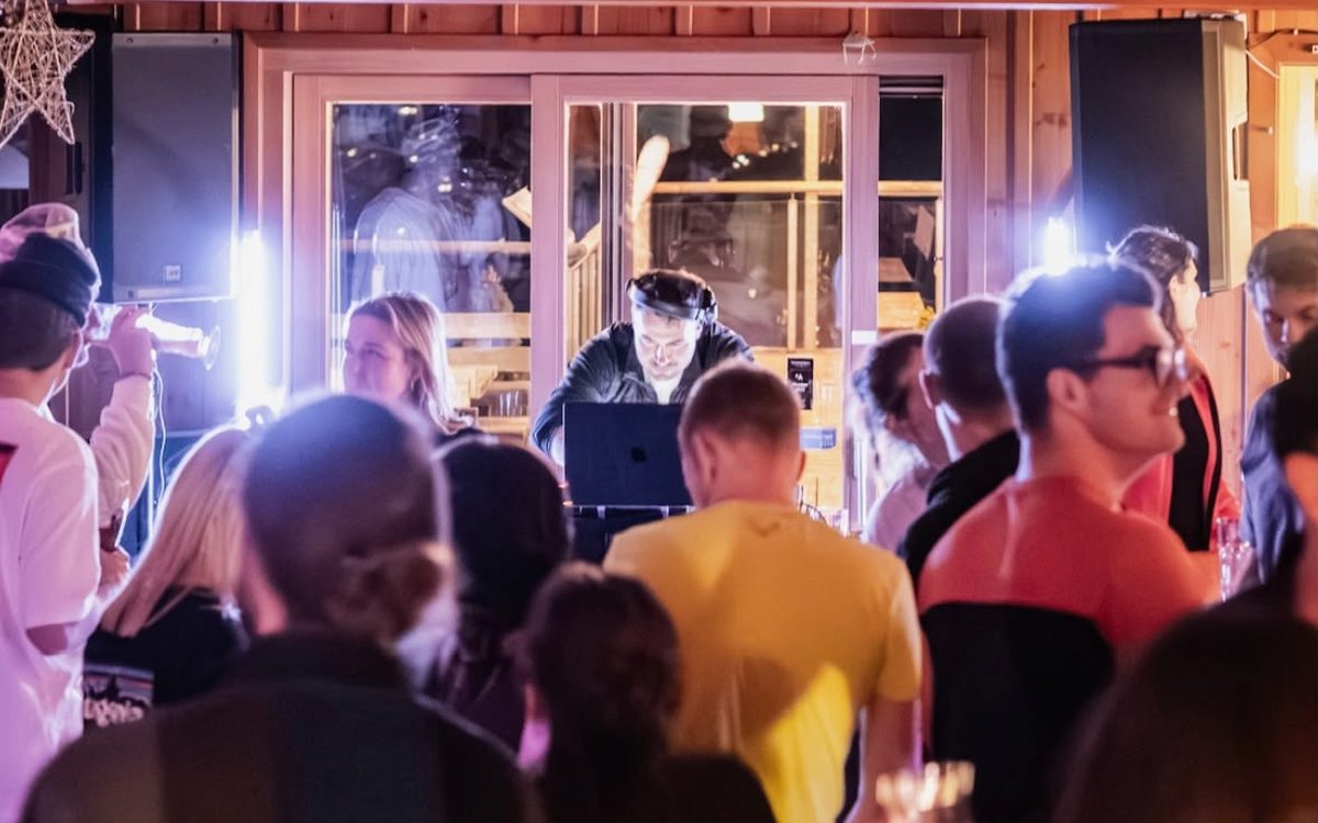 Volle Hütte: Gäste vor dem DJ-Pult von Daniel Wulz in einer holzvertäfelten Stube